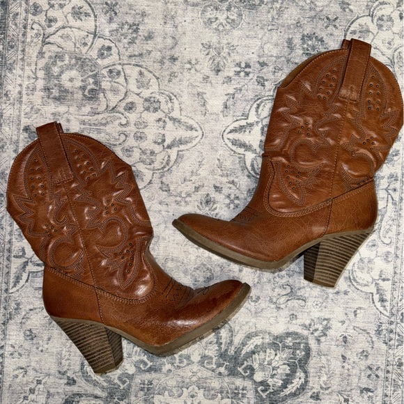 Shoes - Midrise studded cowgirl boots with heal